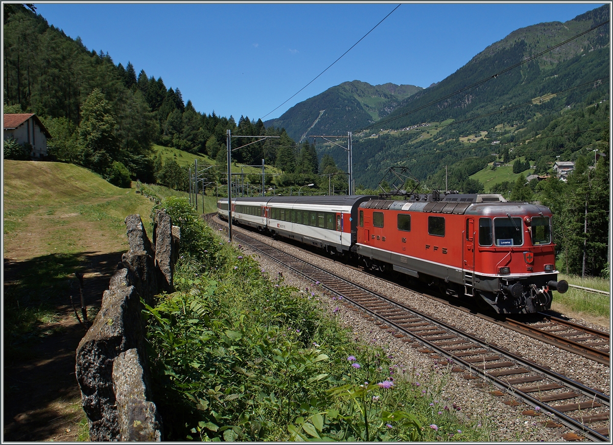 A SBB Re 4/4 II with a Gotthard IR to Locarno near Rodi Fiesso.
24.06.2015 