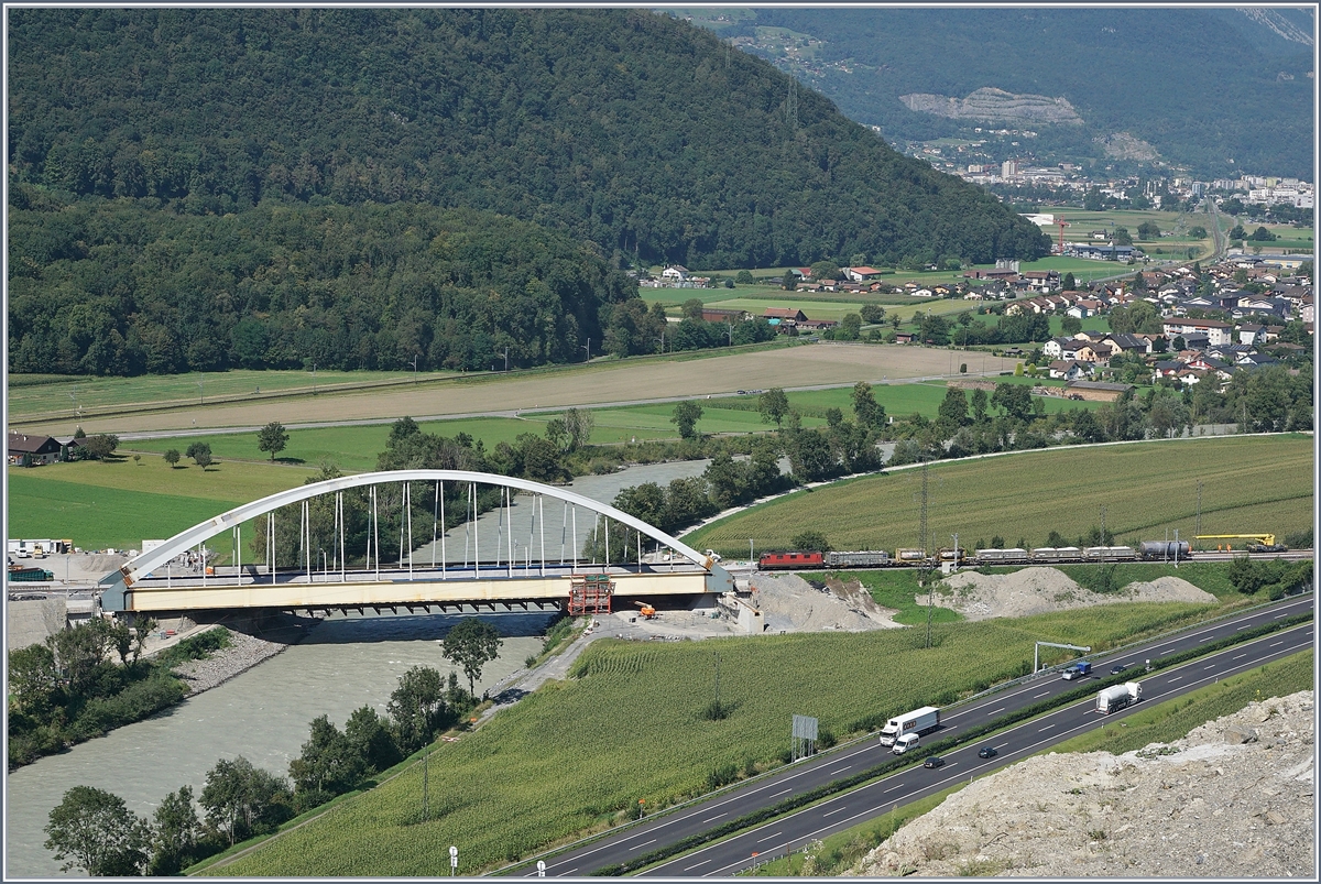 A SBB Re 4/4 II with a Crago train near the new Bridge over the Rhone between Bex and St Maurice.
26.08.2016