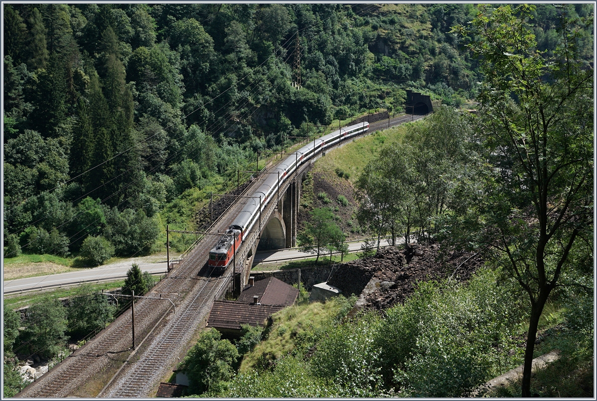 A SBB Re 4/4 II with an IR on the Polmengo bridge near Faido. 
21.07.2016