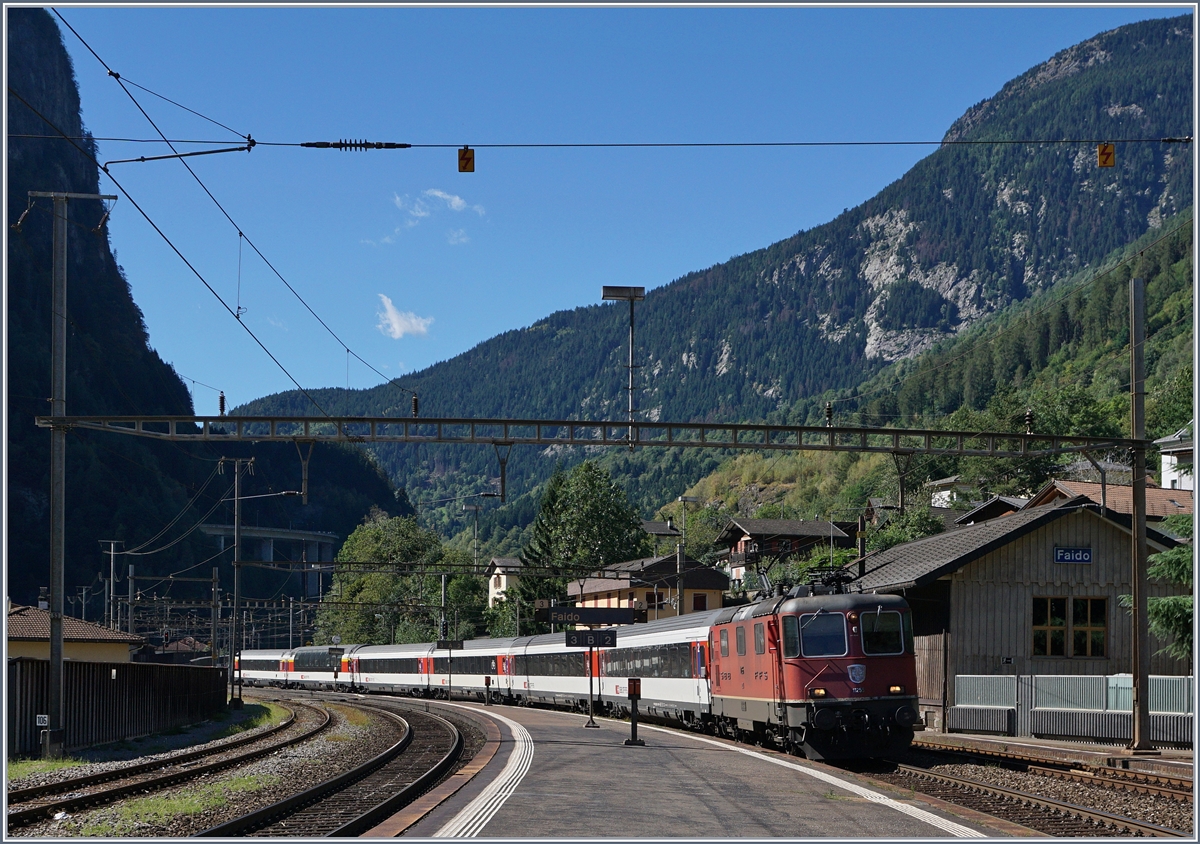 A SBB Re 4/4 II makes with his IR to Locarno a short stop in Faido.
06.09.2016