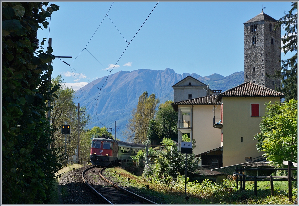 A SBB Re 4/4 II with an IR near Locarno.
19. 09.2016