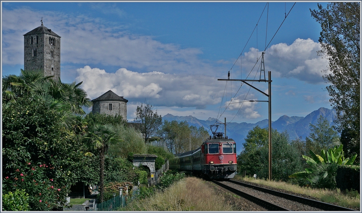 A SBB Re 4/4 II with an IR by Locarno.
20.09.2016