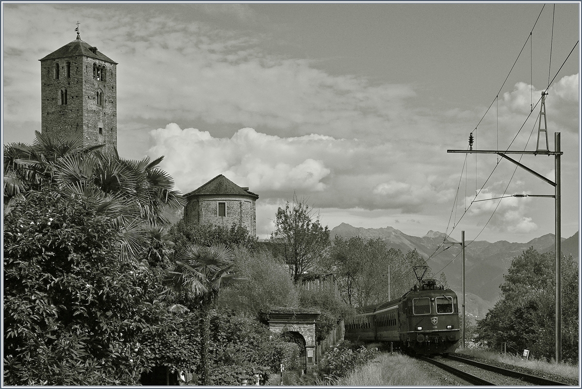 A SBB Re 4/4 II with an IR by Locarno.
20.09.2016