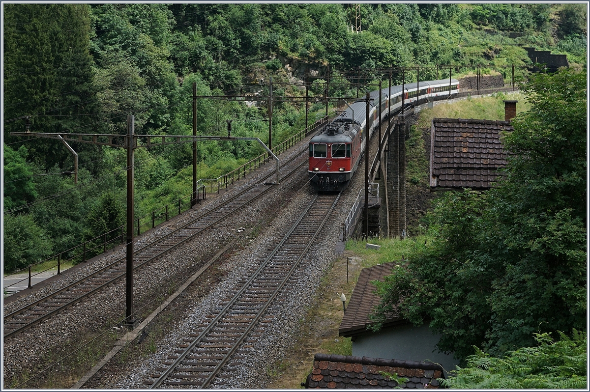 A SBB Re 4/4 II with an IR near Faido.
21.07.2016