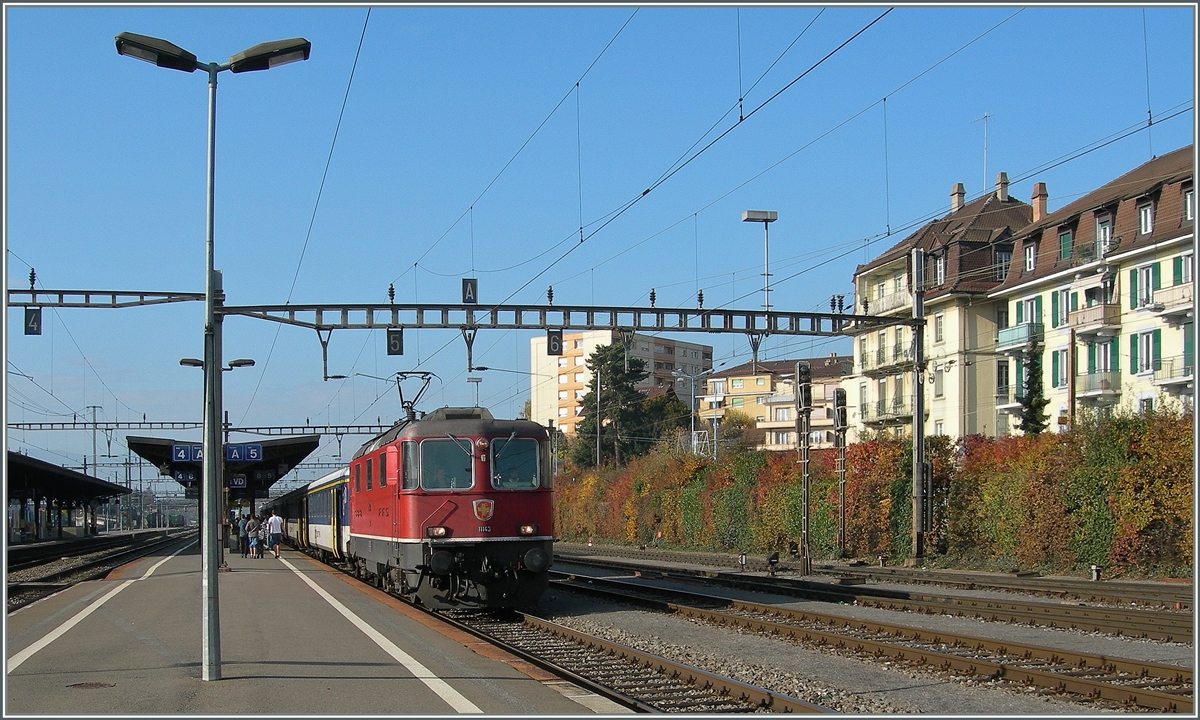 A SBB Re 4/4 II with an RE Geneve - Lausanne by his stop in Renens VD.
09.11.2011