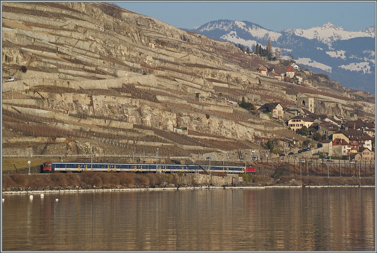 A SBB Re 4/4 II with a Disop-Train by St Saphorin.
01..03.2012