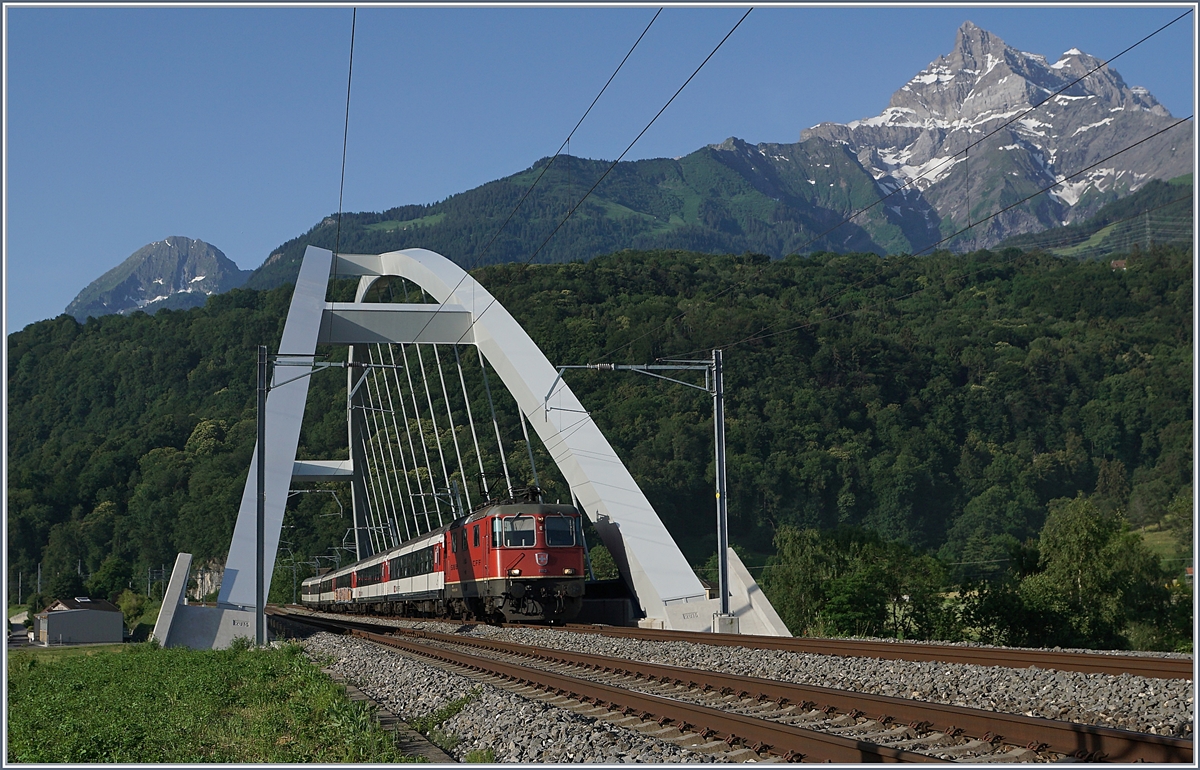 A SBB Re 4/4 II wiht his IR on the new Rhone Bridge by Massogex (Bex-St Maurice Line) .

25.06.2019