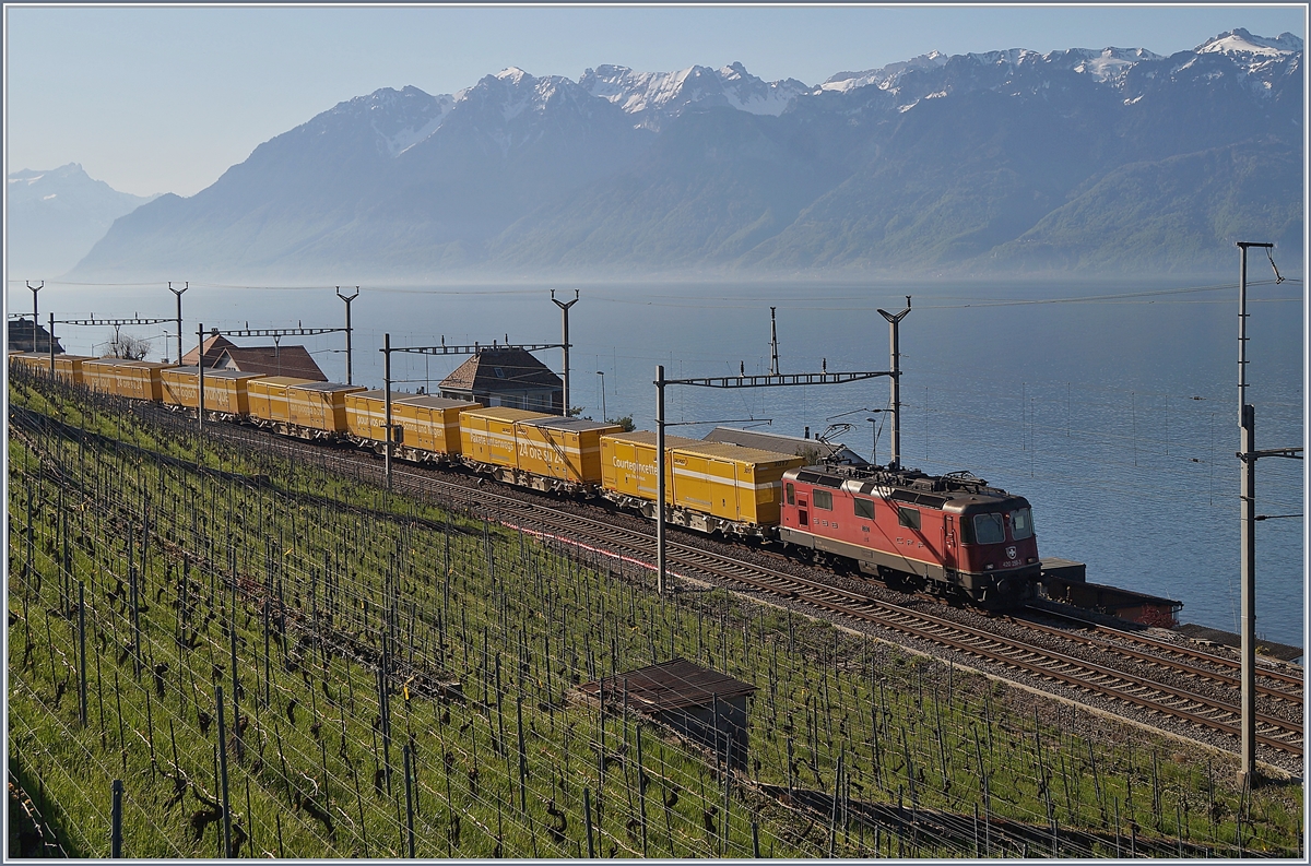 A SBB Re 4/4 II wiht a Mail-Train-Service by Cully. 

20.04.2018