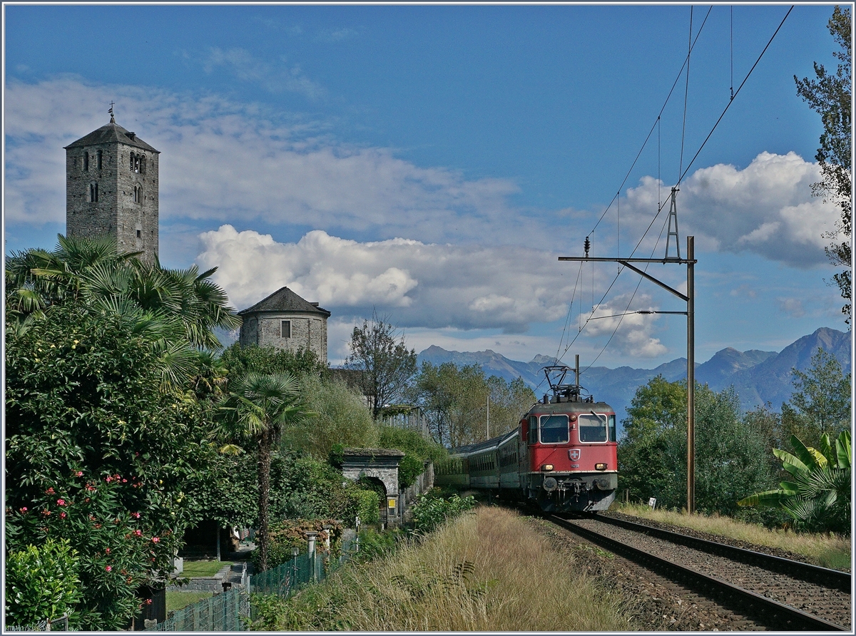 A SBB Re 4/4 II with a  Gotthard - IR  on the way to Locarno by Muralto. 

20.09.2016