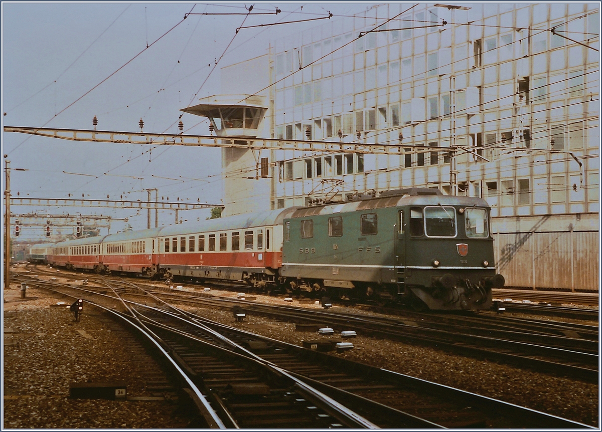 A SBB Re 4/4 II is arriving with the EC  Lötschberg  at the Bern Main Station. 

19.09.1984