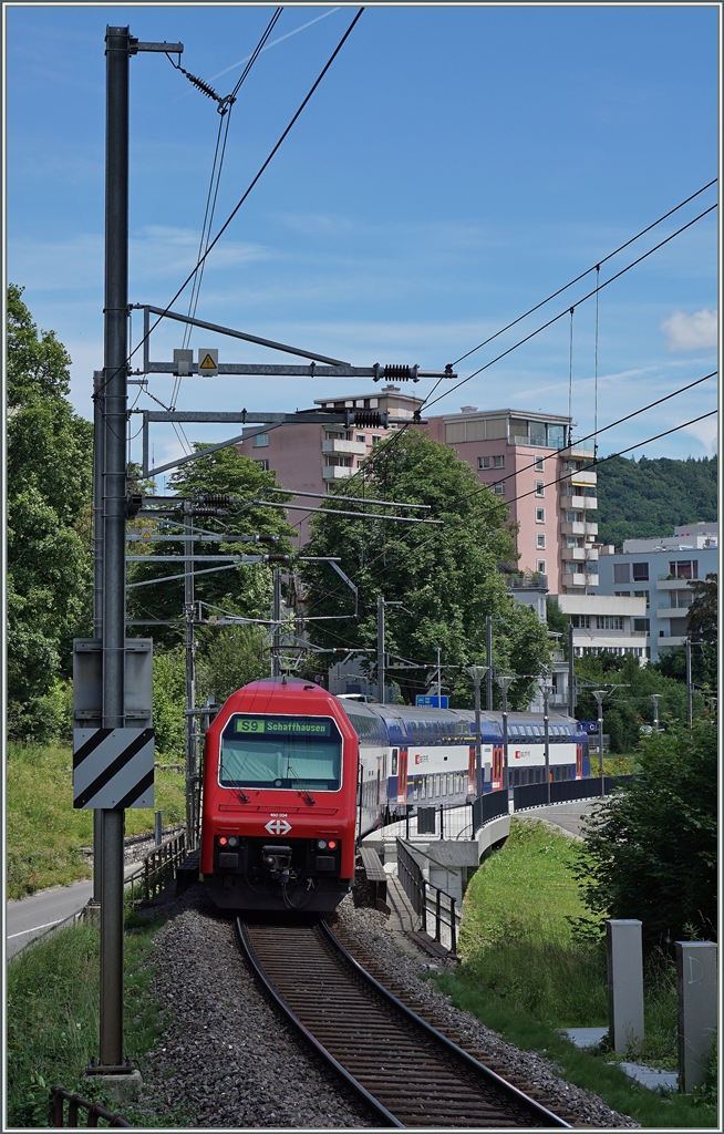 A SBB Re 450 wiht his S9 from Uster to Schaffhausen by Neuhausen am Rheinfall.
18.06.2016