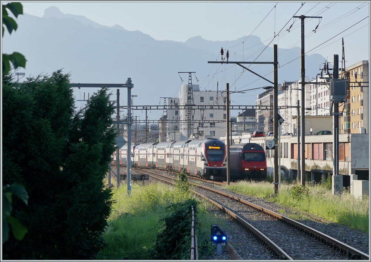 A SBB Re 460 and a RABe 511 in Vevey.

20.07.2021