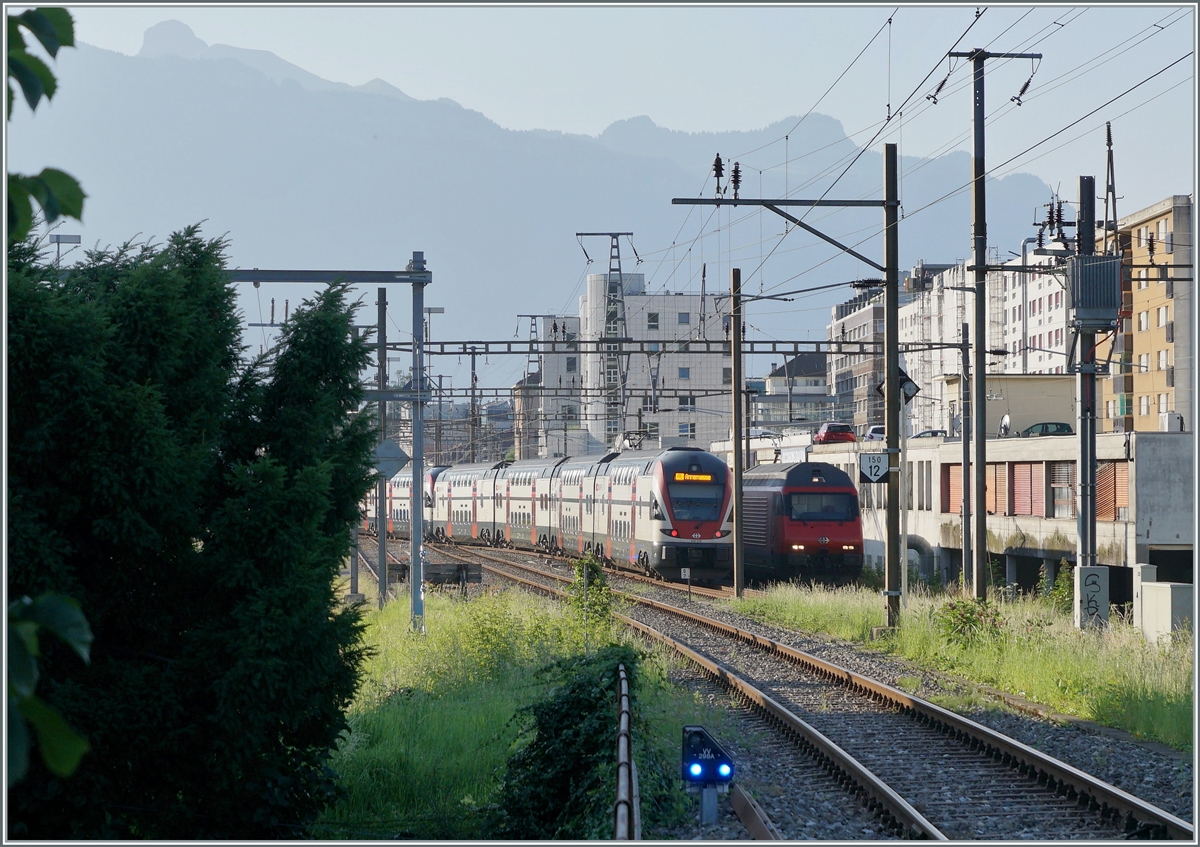 A SBB Re 460 and a RABe 511 in Vevey.

20.07.2021