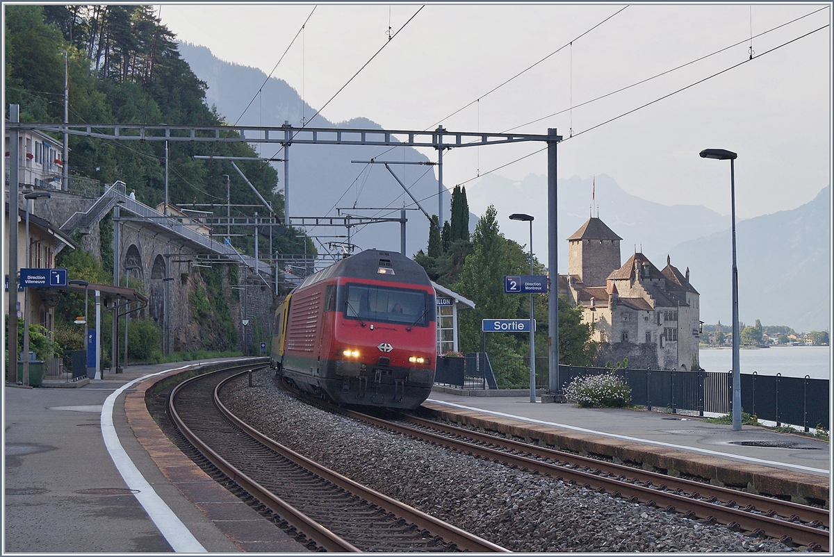 A SBB Re 460 by the Castle of Chillon on the way to Lausanne.

28. 08.2019