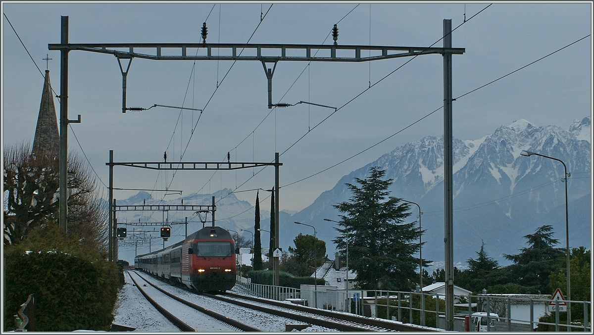 A SBB Re 460 is arriving with his IR at Villette VD.
27.12.2010