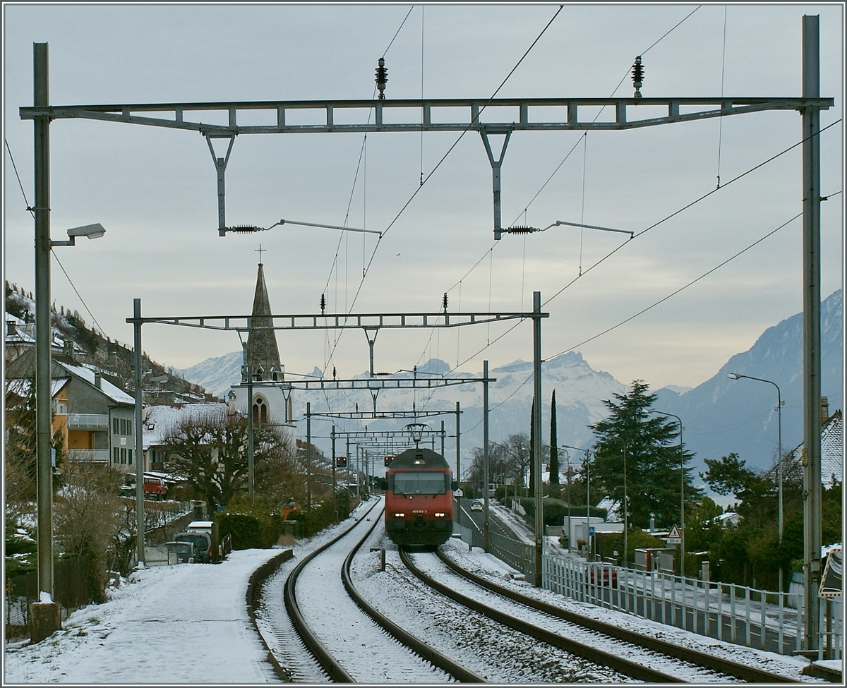 A SBB Re 460 is arriving with his IR at Villette VD. 
27.12.2010