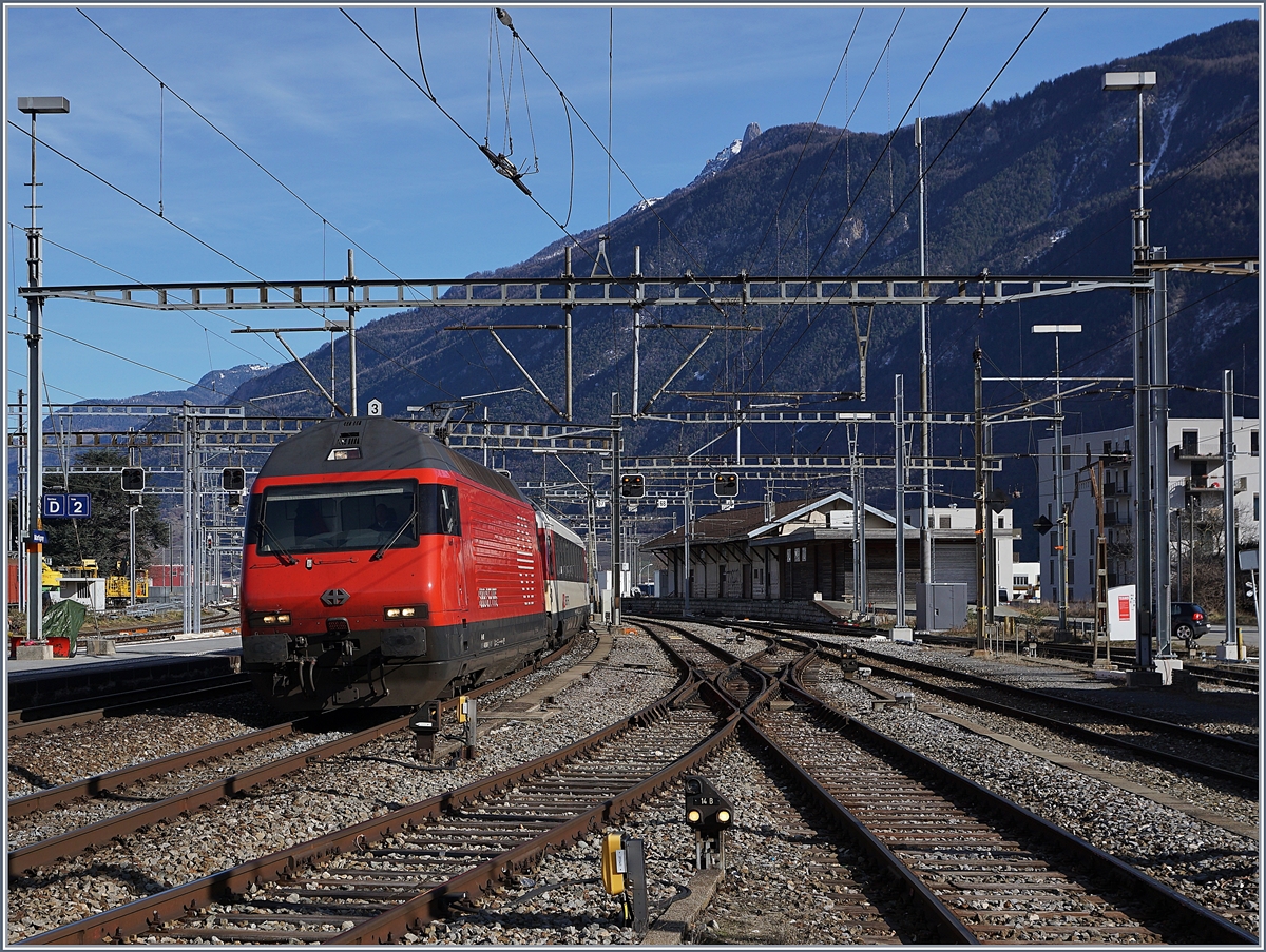 A SBB Re 460 reaches Martigny train station with its IR 90 from Brig to Geneva.

Feb 9, 2020