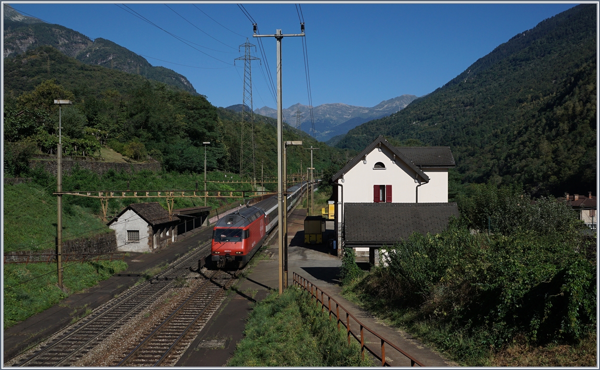 A SBB Re 460 wiht his IR to Locarno by Giornico.
06.09.2016