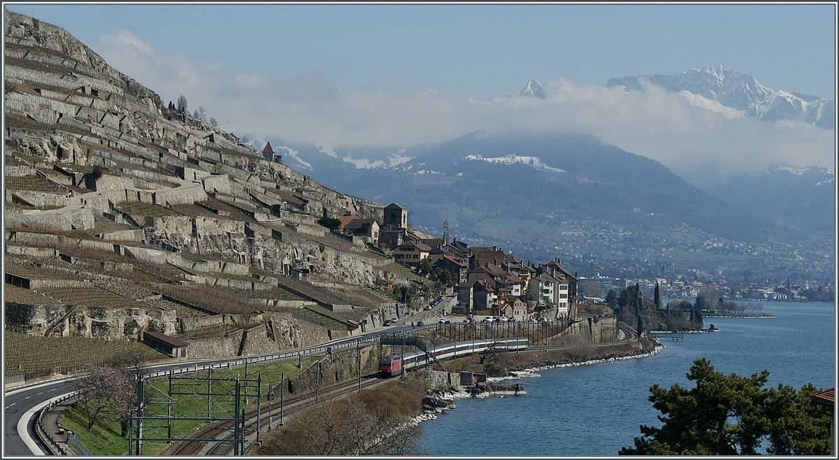 A SBB Re 460 wiht an IR on the way to Geneva between St Saphorin and Rivaz.
20.03.2012