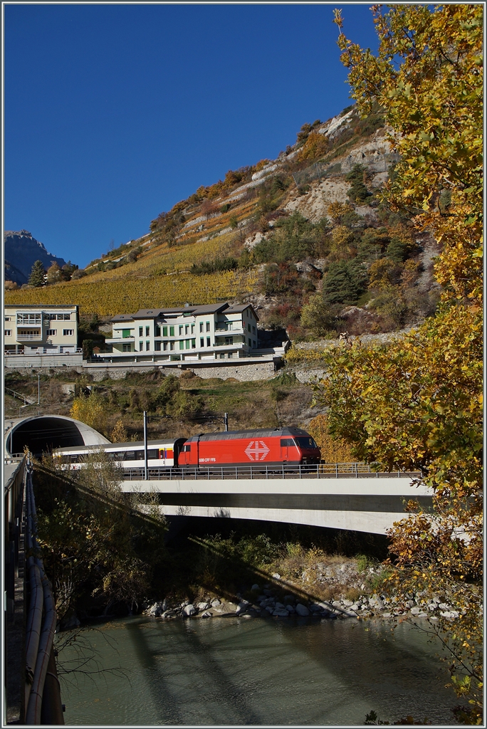 A SBB Re 460 wiht an IR to Brig by Leuk.
26.10.2015 