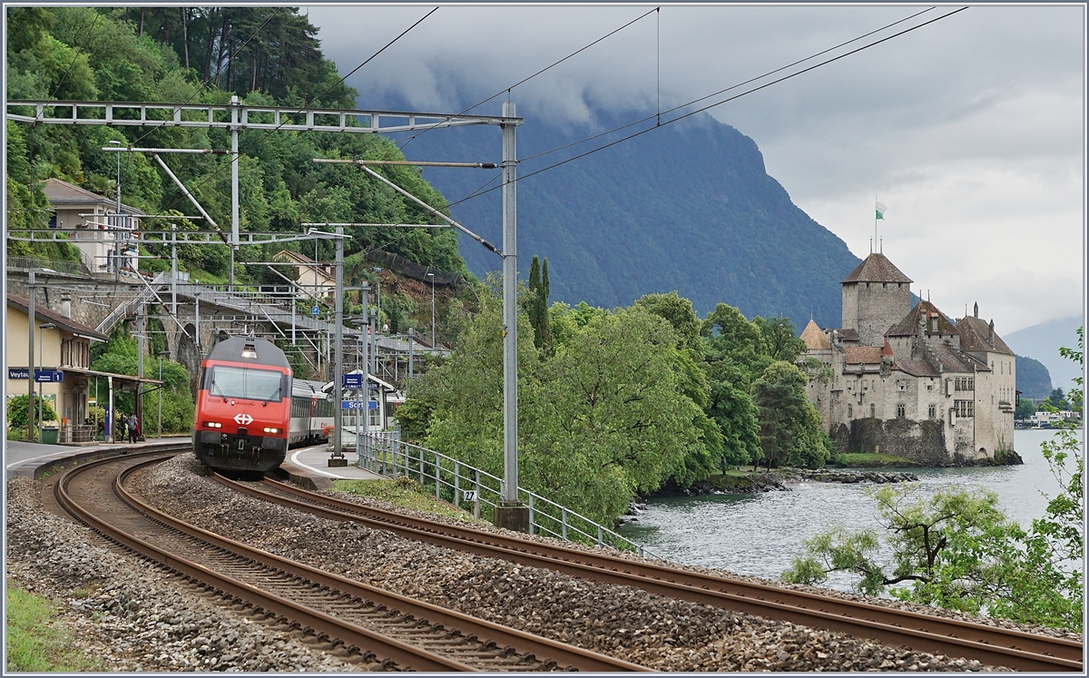 A SBB Re 460 wiht his IR on the way to Geneva Airport by the Veytaux-Chillon Station.
13.06.2018