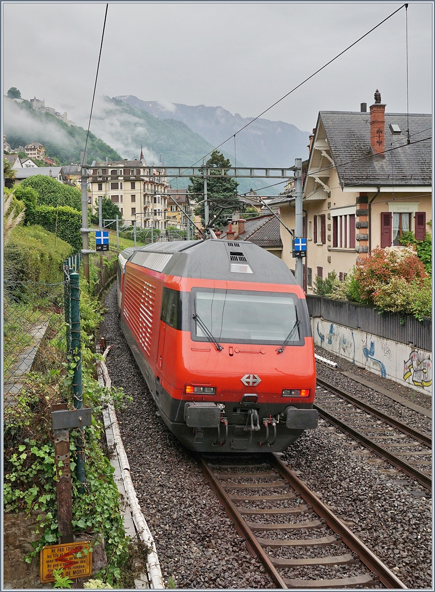 A SBB Re 460 wiht his IR 90 on the way to Brig is shortly arriving at Montreux.

05.05.2020