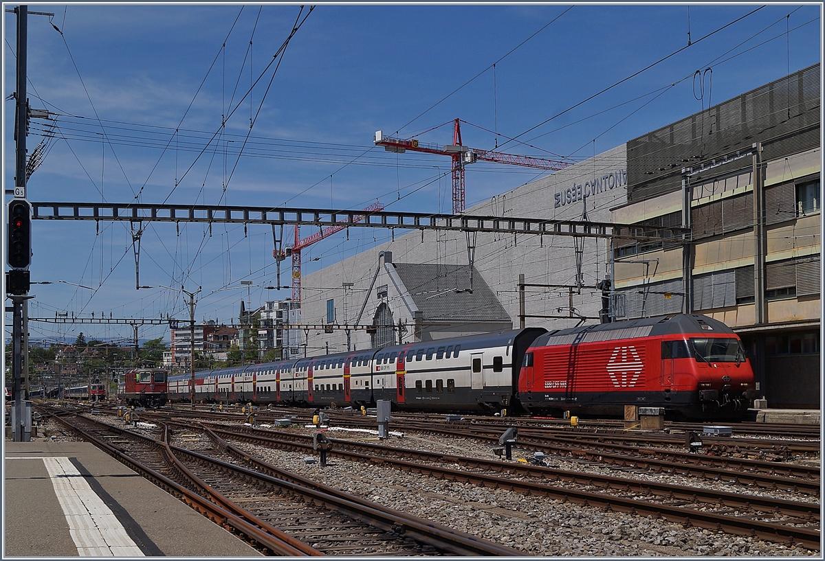 A SBB Re 460 wiht his IC1 from Genève Aéroport to St Gallen is arriving at the Lausnne Station. 

26.05.2020