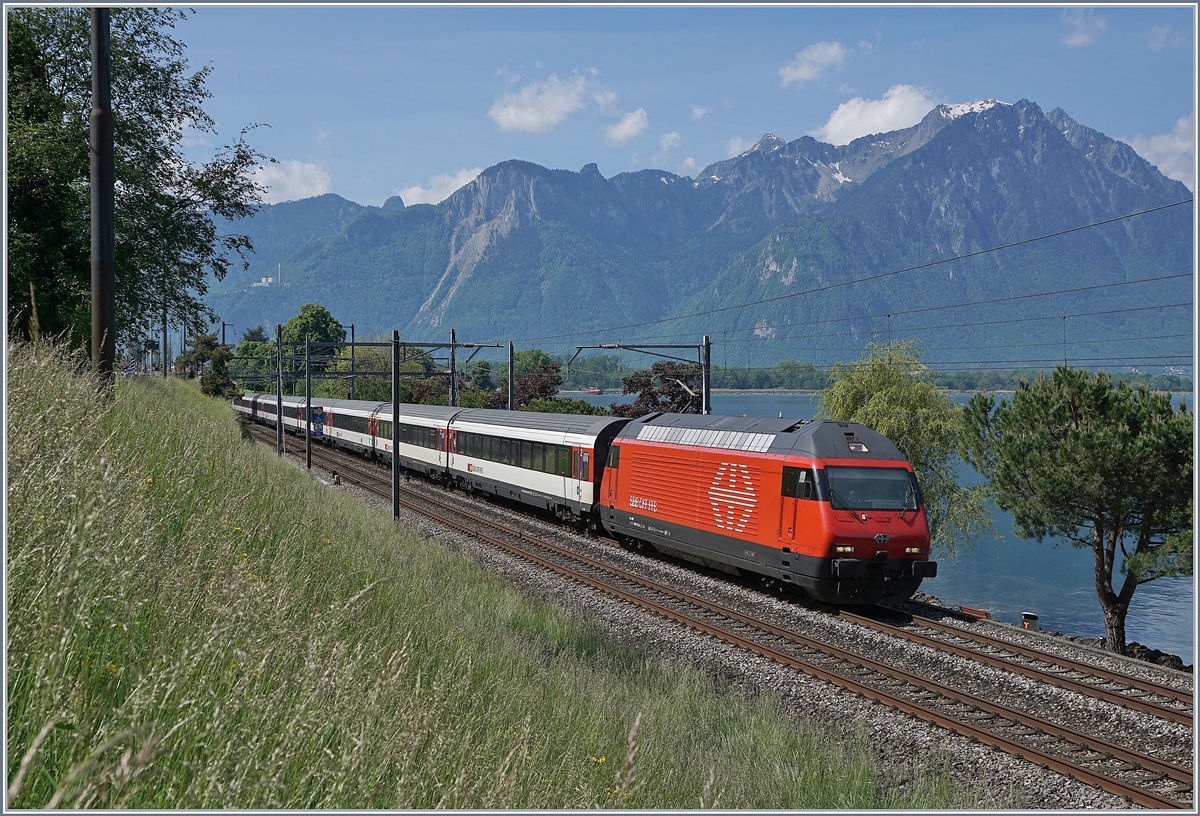 A SBB Re 460 wiht a typical IR 90 service near Villeneuve on the way to Genève Aéroport. 

08.05.2020