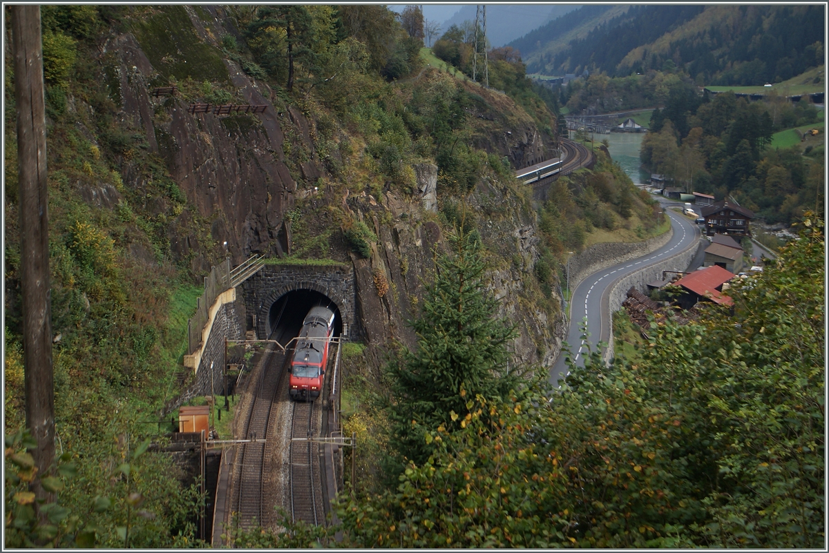 A SBB Re 460 wiht his IR to Locarno near Wasen. 

10.10.2014