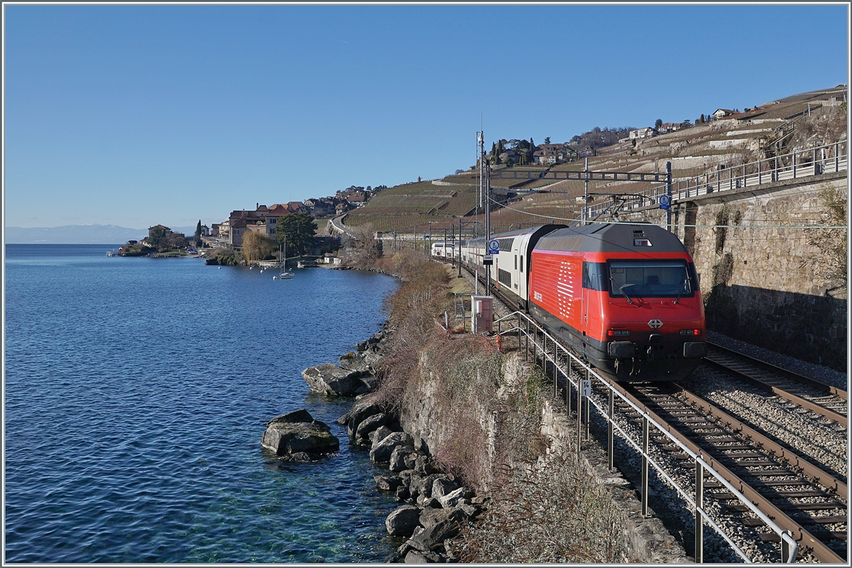 A SBB Re 460 wiht an IR 90 between St Saphorin and Rivaz. 

10.01.2022