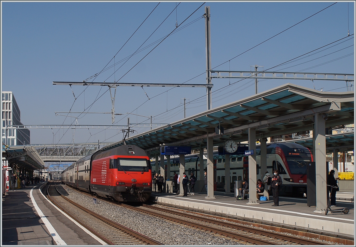 A SBB Re 460 wiht his IR15 from Luzern to Geneva Airport in Renens VD.

10.03.2022