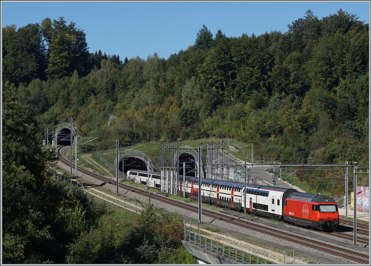 A SBB Re 460 wiht his IC/IR on the way to Bern in Wanzenwil. 

12.09.2022