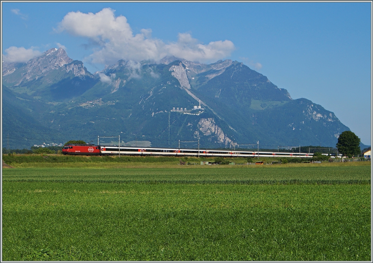 A SBB Re 460 with the IR 1709 near Aigle.
27.05.2015