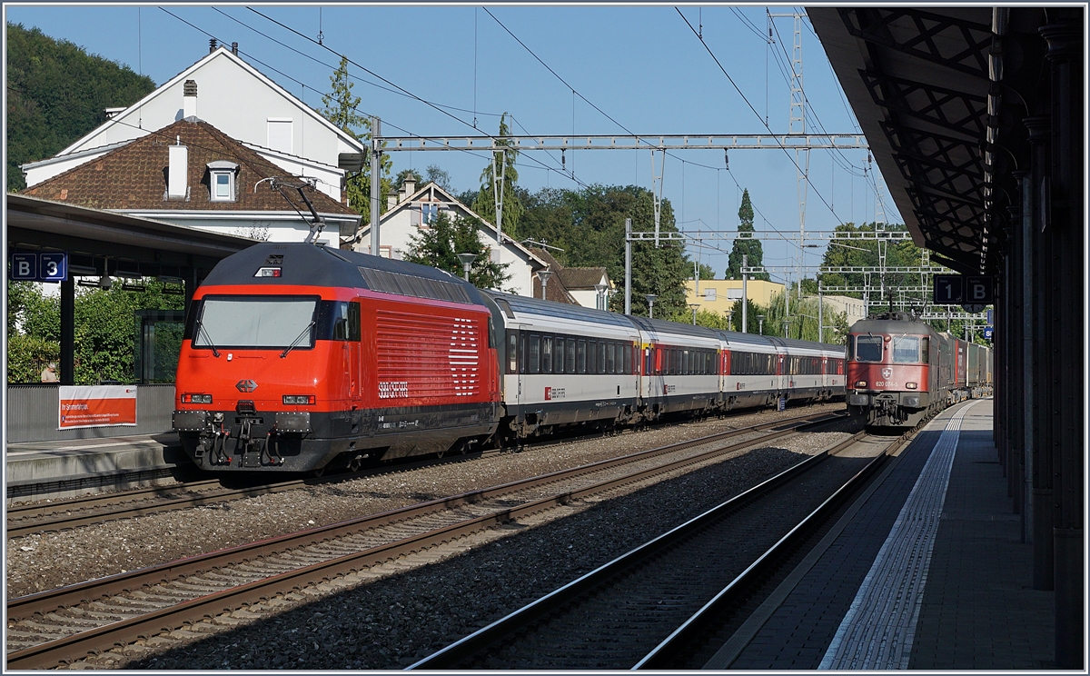 A SBB Re 460 with an IR27 and a SBB Re 6/6 with a Cargo train in Sissach.
11.07.2018