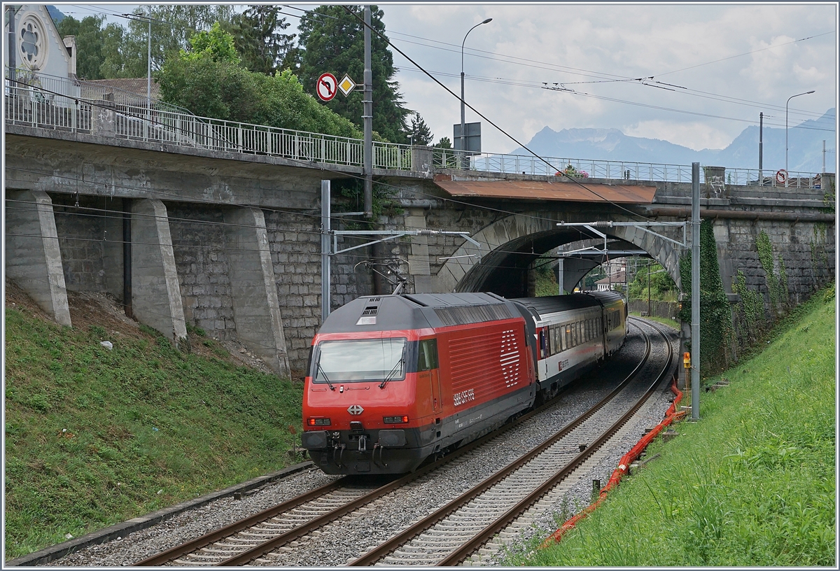 A SBB Re 460 with his IR90 on the way to Brig. 

08.07.2019