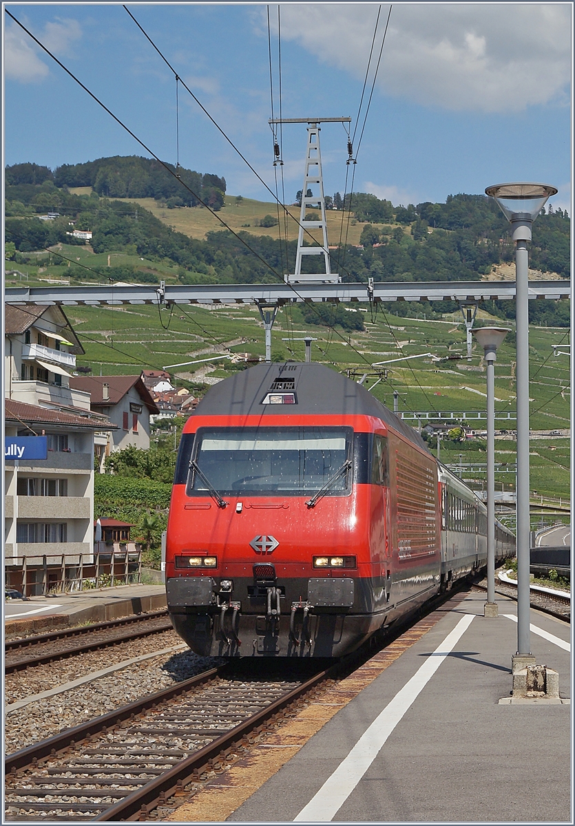 A SBB Re 460 with his IR90 on the way to Geneva by Cully.

30.07.2019