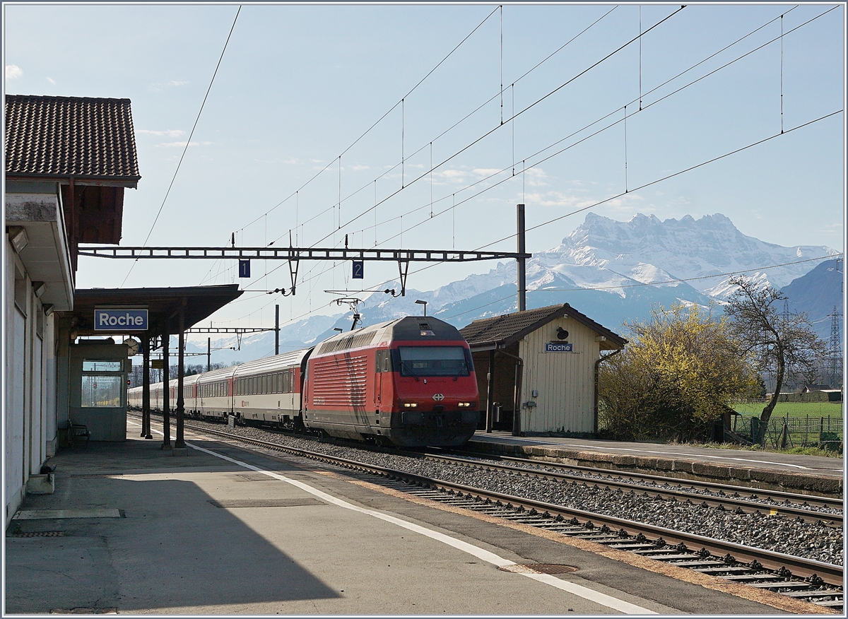 A SBB Re 460 with an IR 90 from Brig to Genève Aéroport.

17.03.2020