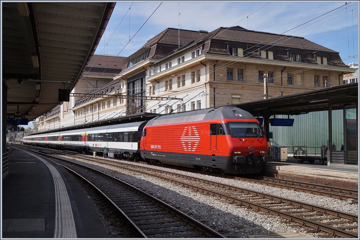 A SBB Re 460 with an IR15 from Genève Aéroport to Luzern by his stop in Lausanne. 

17.04.2020