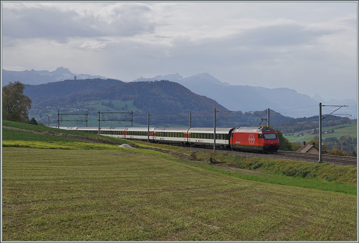 A SBB Re 460 with his IR15 from Luzern to Geneva Airport by Oron. 

22. Okt. 2020