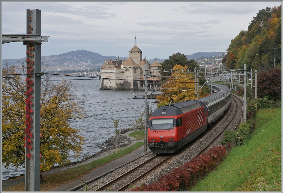 A SBB Re 460 with an IR 90 by the Castle of Chillon.

21.10.2020