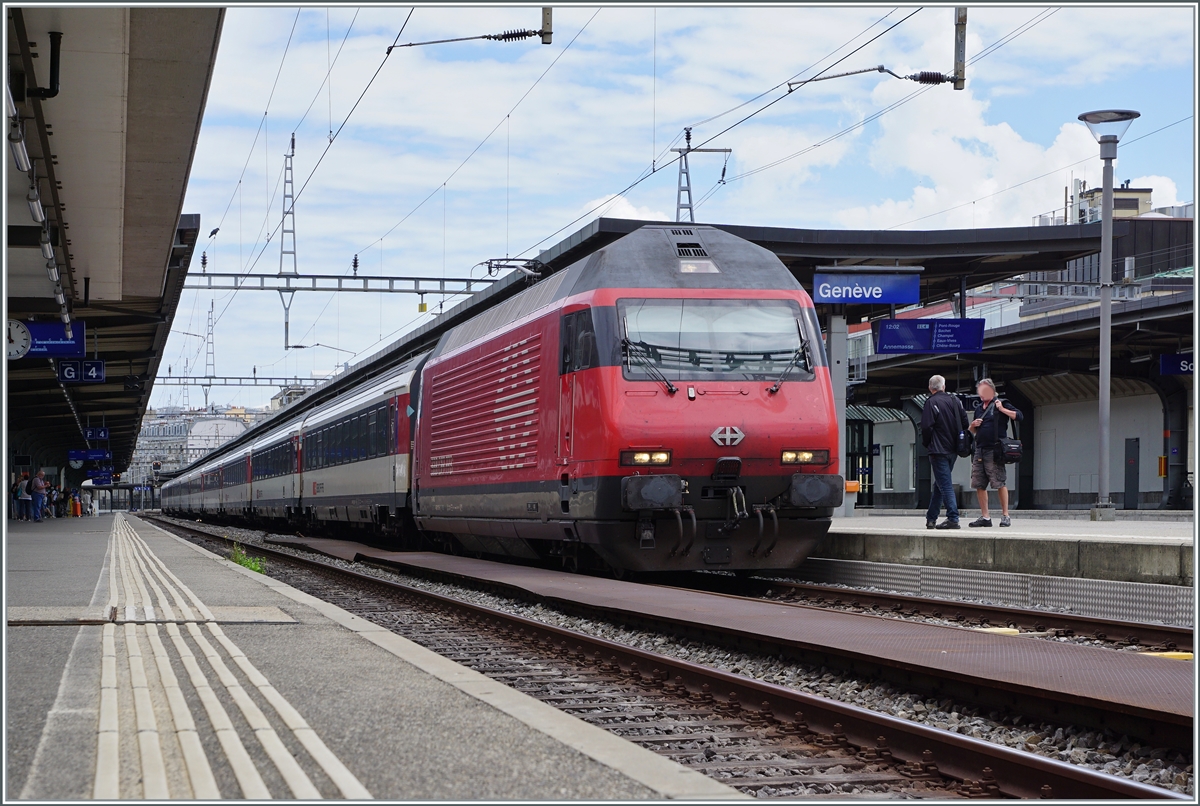 A SBB Re 460 with an IR 90 in Geneva. 

02.08.2021