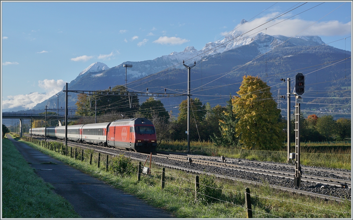 A SBB Re 460 with an IR90 on the way to Geneva Airport in St Triphon.

12.10.2020