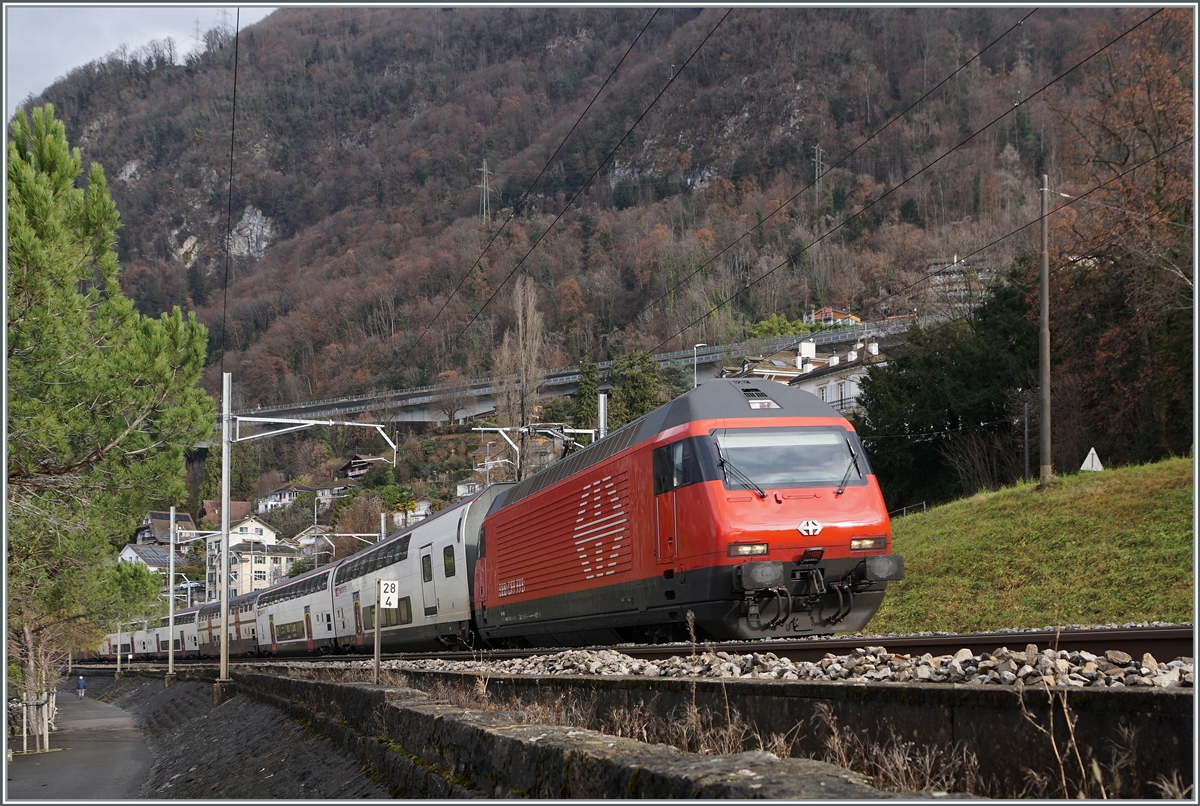 A SBB Re 460 with an IR 90 on the way to Birg by Villeneuve.

04.01.2022