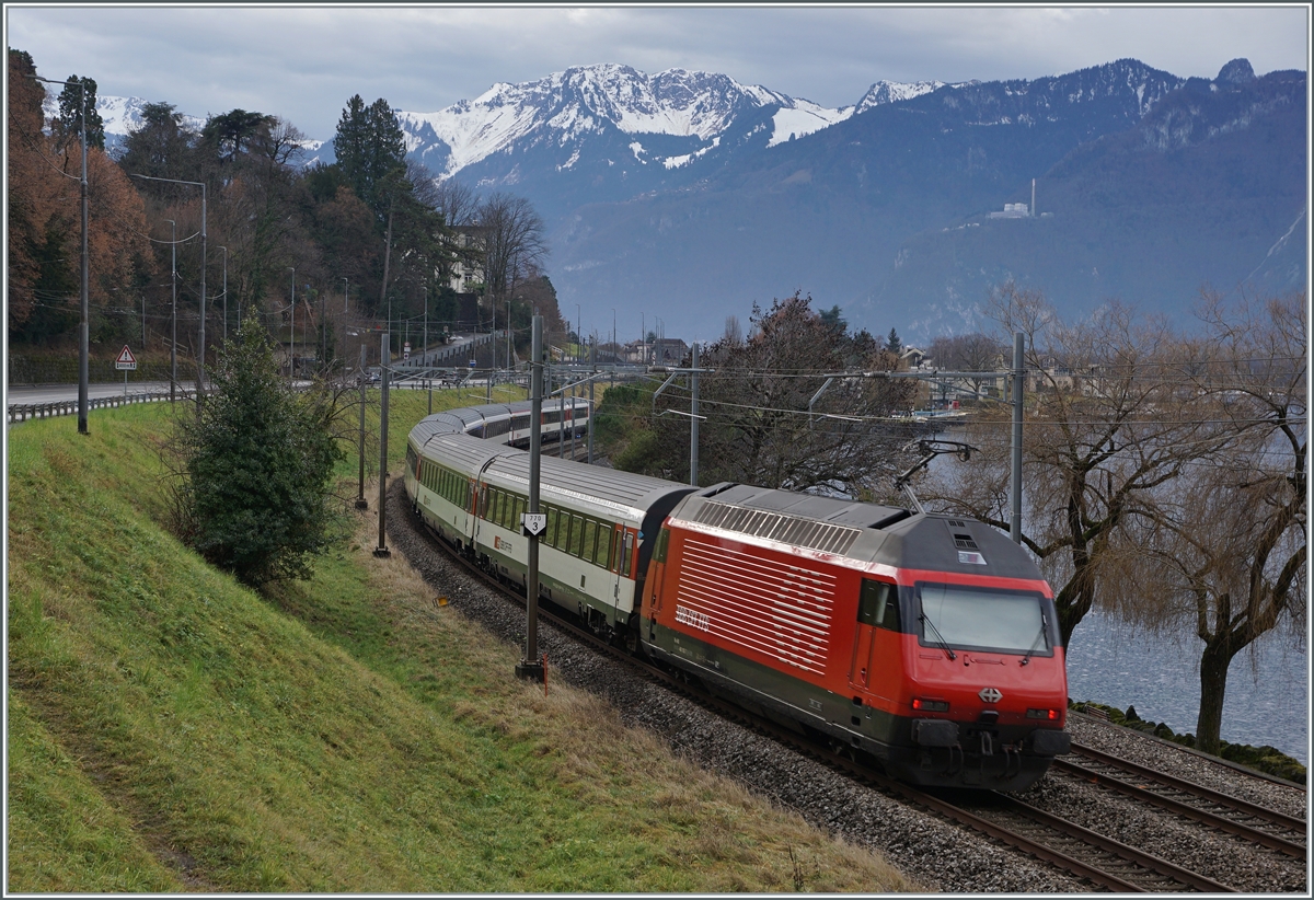 A SBB Re 460 with is IR 90 on the way to Brig by Villeneuve. 

04.01.2022