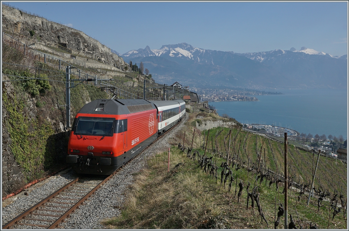 A SBB Re 460 with his IR90 on the way to Brig by Chexbres (work on the lake-line).

20.03.2022
