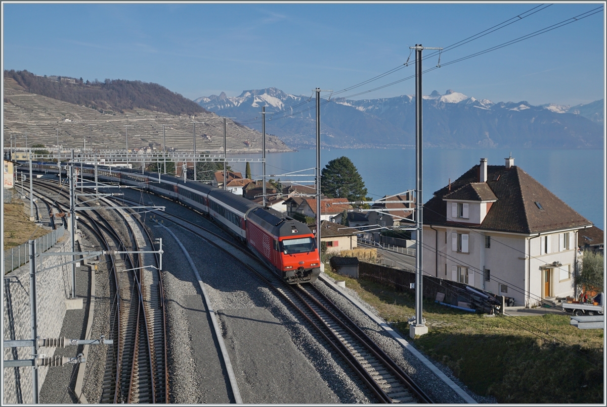 A SBB Re 460 with his IR 90 on the way to Genève Aéroport an a view over the new Cully Station.

20.02.2023
