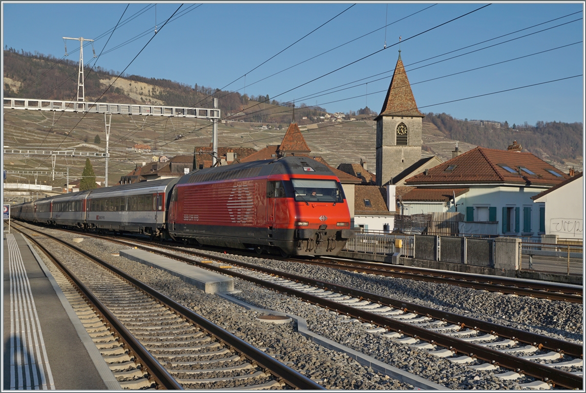 A SBB Re 460 with his IR 90 on the way to Geneva Airport in Cully.

20.02.3023