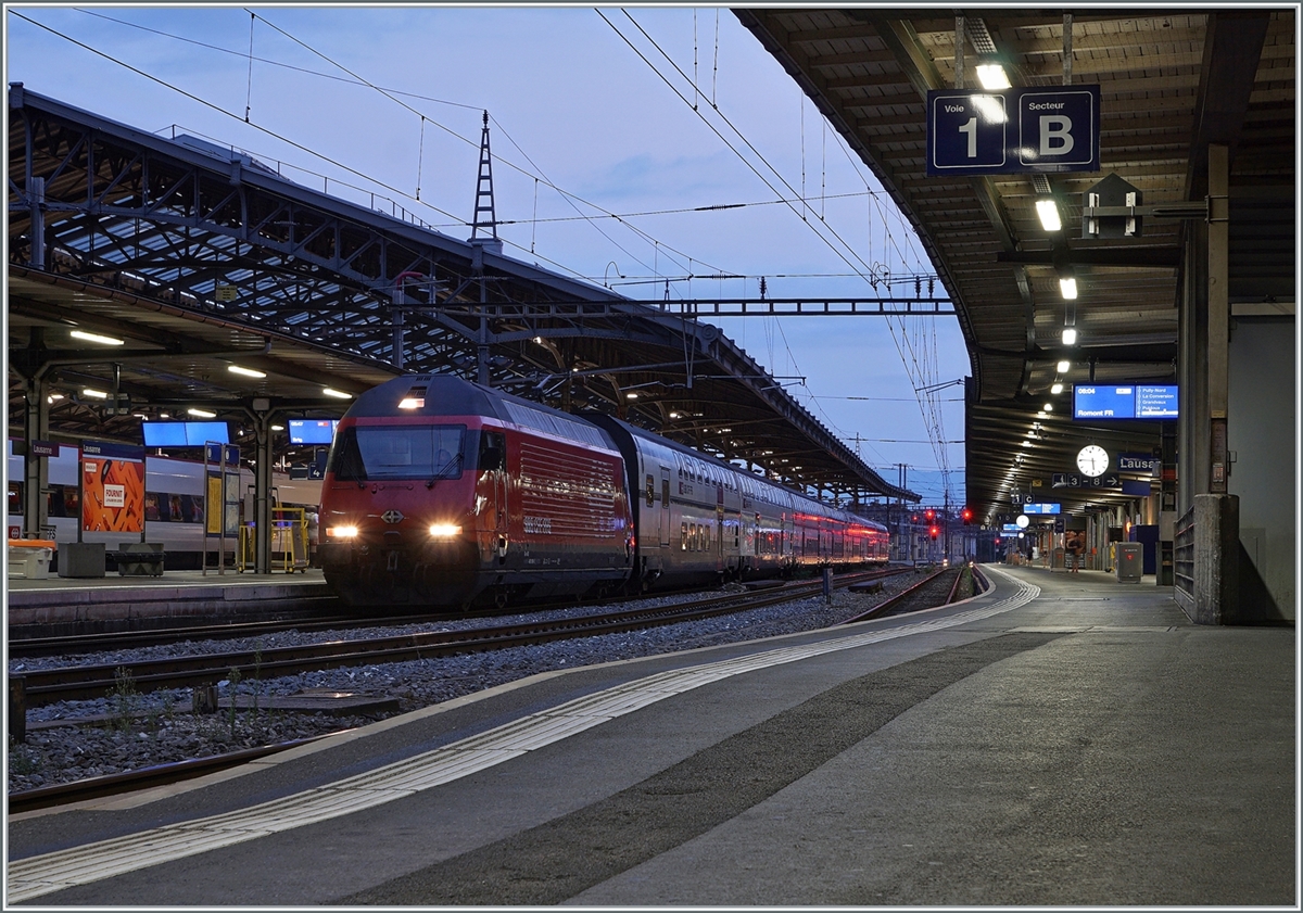 A SBB Re 460 with a IR90 to Brig in the early morning in Lausanne. 

21.07.2022