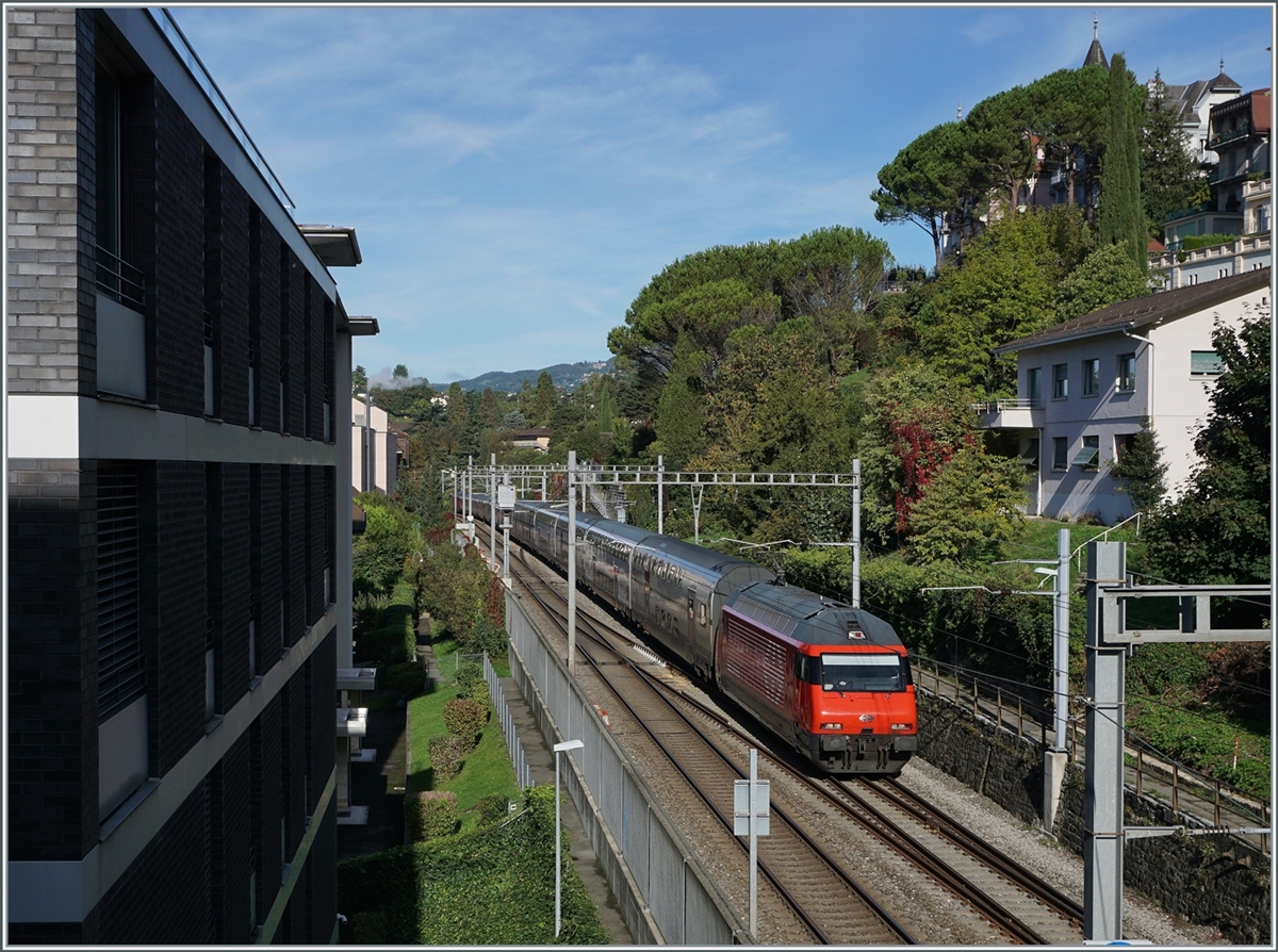 A SBB Re 460 with a IR90 from Geneva Airport ot Brig by Montreux.

03.10.2022