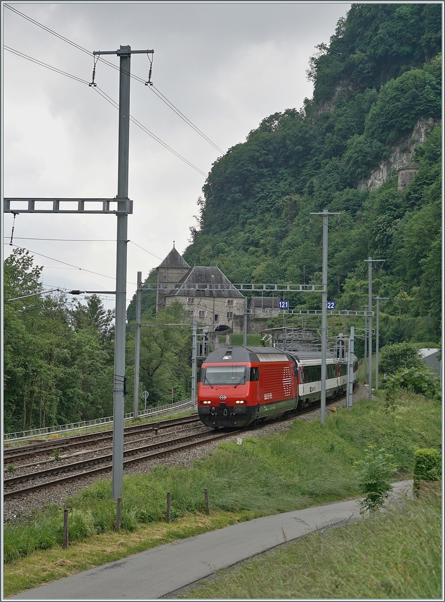 A SBB Re 460 with an IR 90 by St-Maurice on the way to Geneva Airport 

14.05.2020